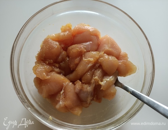 Куриное филе нарезать небольшими кусочками. Добавить соль, перец, карри, перемешать.