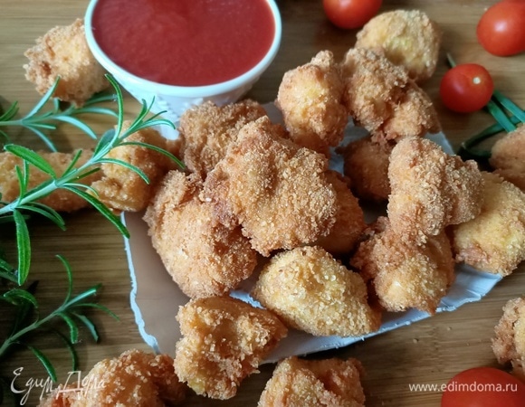 В сотейнике с толстым дном и высокими бортами разогреть подсолнечное масло. Обжарить наггетсы на медленном огне со всех сторон. Готовые выложить на бумажное полотенце, чтобы избавиться от лишнего жира. Подавать с любимым соусом. Приятного аппетита!
