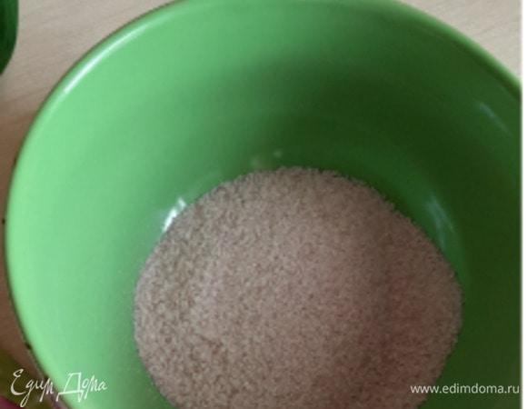 Берем пачку любого любимого желе. Согласно рекомендации на упаковке, я развела его кипятком и оставила остывать. Налив в креманку жидкость и немного наклонив чашу, закрепила в положении наклона. Убрала в холодильник до полного охлаждения.