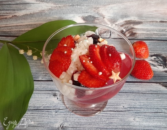 Выложила рис на желе, добавила пару капель джема и клубнику. И вот нелюбимая каша с любимым желе оказались съедены ребенком очень быстро!