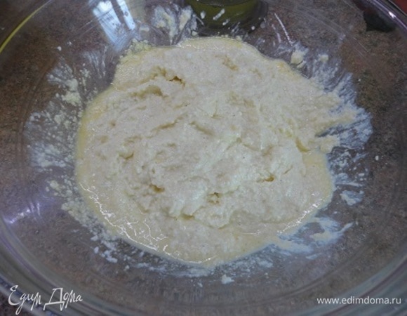 Разъемную форму диаметром 23–24 см застелить бумагой — дно и бока. Приготовить начинку. Белки отделить от желтков. Соединить творог, яичные желтки, сахар, щепотку соли и 10 г ванильного сахара. Смешать блендером в однородную массу.