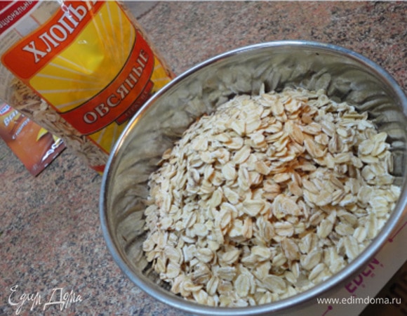 Вместо муки используем овсяные хлопья ТМ «Националь». Измельчаем в кофемолке до состояния муки.