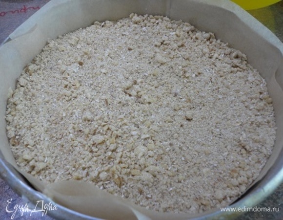Сверху посыпать оставшейся крошкой с орехами.