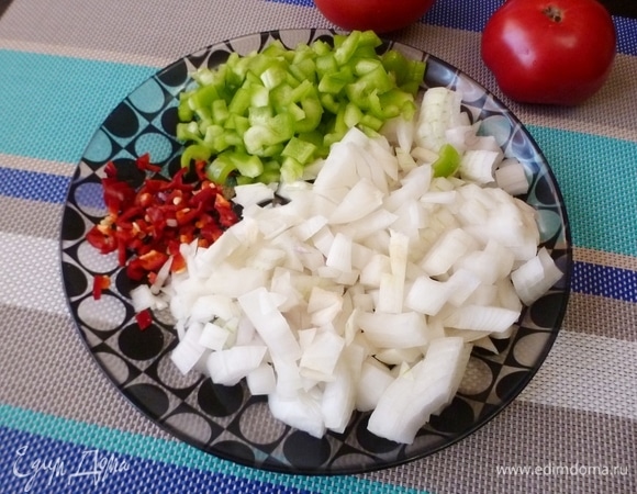 Нарезать лук и перцы мелким кубиком.