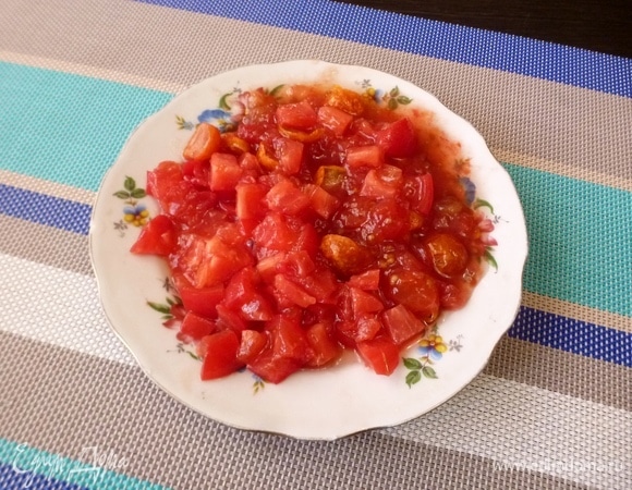 Сладкие и сочные помидоры нарезать кубиками покрупнее.