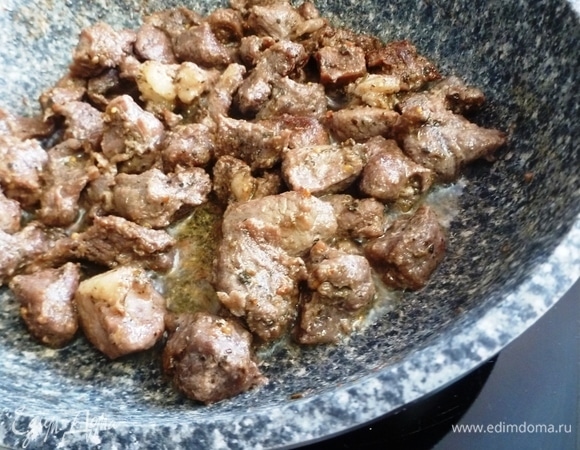 Распустить сливочное масло и обжарить куски баранины до коричневого цвета.