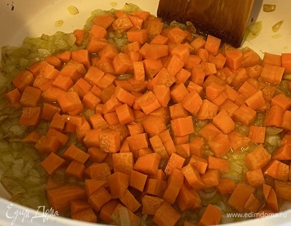 Добавить нерезанную мелким кубиком морковь.