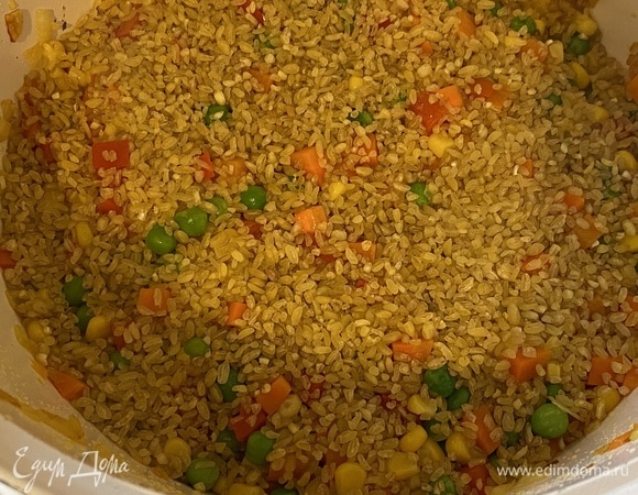 Всыпать булгур ТМ «Националь» и равномерно распределить его на поверхности.