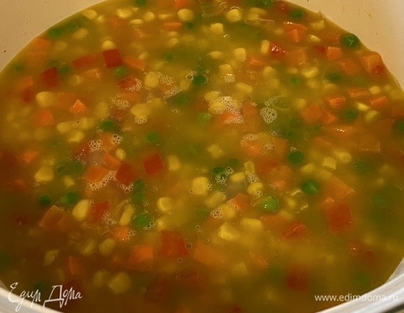 Залить двумя стаканами воды, приправить солью и перцем, убавить огонь и готовить 15–20 минут под крышкой. По желанию можно добавить любимые специи. Я добавила зиру и кориандр.