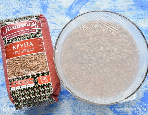 Половину стакана гречневой крупы ТМ «Националь» промыть, откинуть на сито и дать стечь лишней влаге. Переложить гречку в миску и залить кипятком. Накрыть посуду пленкой и оставить крупу до увеличения в объеме.