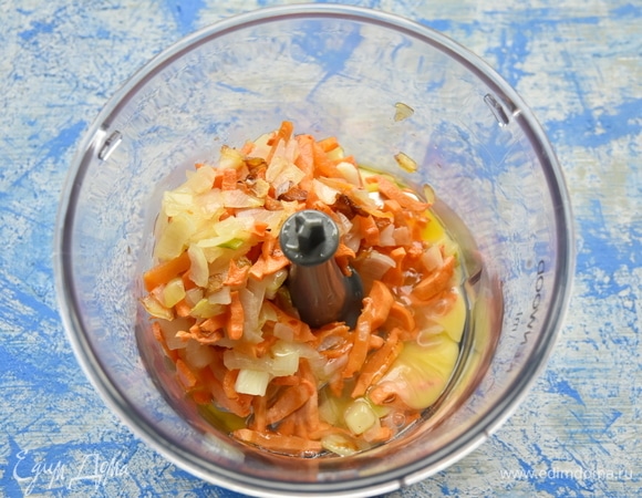 Лук и морковь обжарить на растительном масле и измельчить вместе с яйцом в блендере.