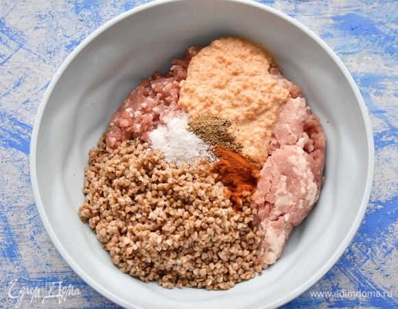 Соединить вместе фарш, овощи, гречневую крупу, соль и специи. Хорошо перемешать.
