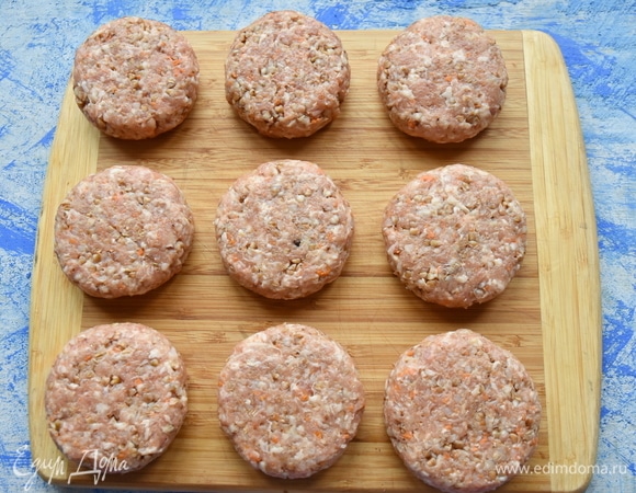 Из фарша сформировать котлеты.