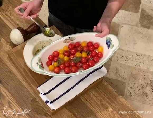 Помидоры выложить в форму для запекания, полить чесночной заправкой и отправить в разогретую духовку на 8–10 минут, затем полностью остудить.