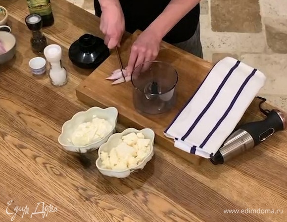 Шалот почистить, разрезать на части и поместить в чашу блендера, влить сок лимона и измельчить.