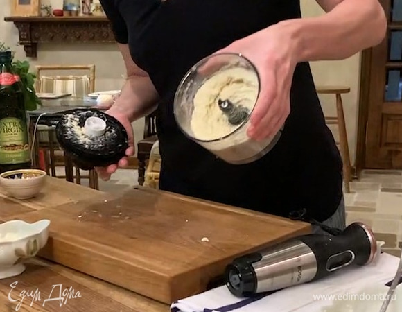 Оставшийся чеснок почистить, раздавить плоской стороной ножа, выложить к шалоту и все взбить, затем влить 3 ст. ложки оливкового масла и мед, добавить фету, соль, черный перец, чили и измельчить все в однородную массу.