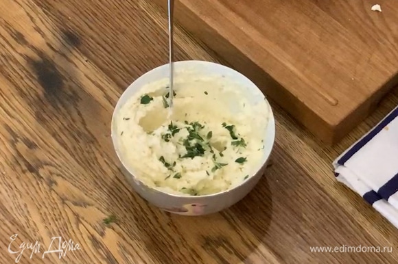 Сливочный сыр соединить с измельченной фетой, добавить половину листьев майорана и тимьяна, все перемешать.