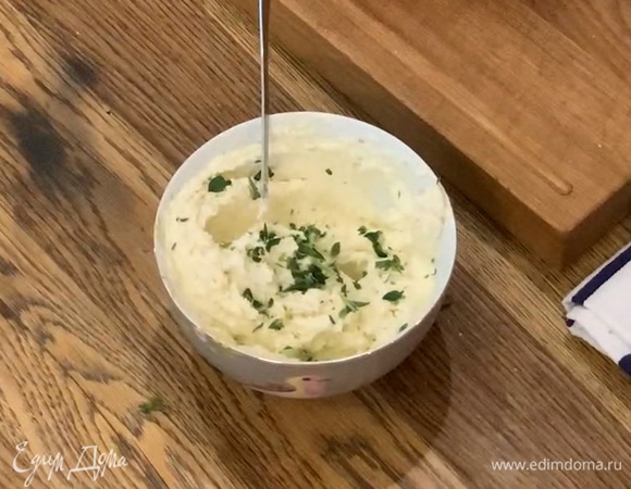 Сливочный сыр соединить с измельченной фетой, добавить половину листьев майорана и тимьяна, все перемешать.