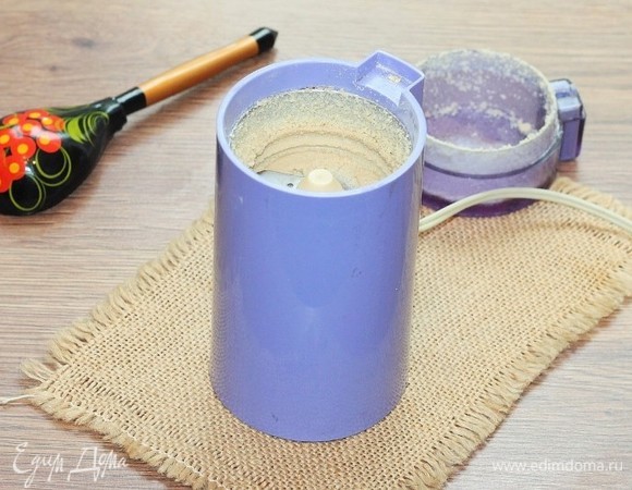 Кунжут и гречку по отдельности обжарить на сухой сковороде до появления аромата.