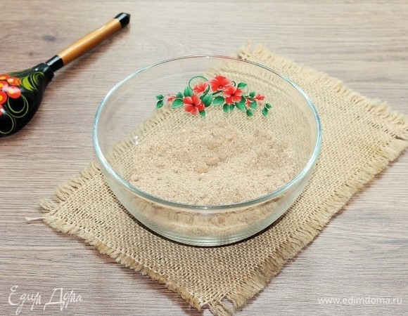 Смешать кунжут с гречневой мукой.