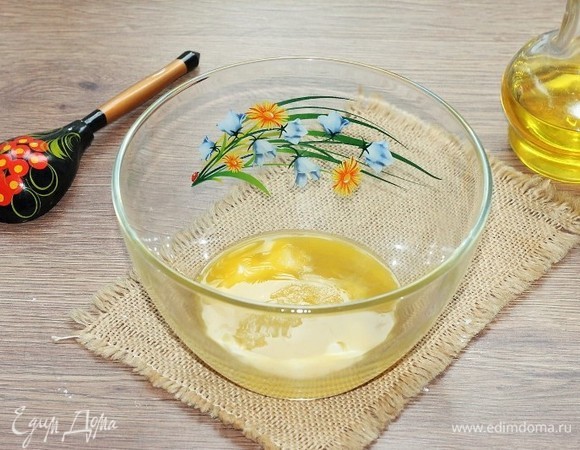 Растопить сливочное масло в микроволновке. Добавить растительное масло, сахар и ванильный сахар, перемешать до растворения сахара.