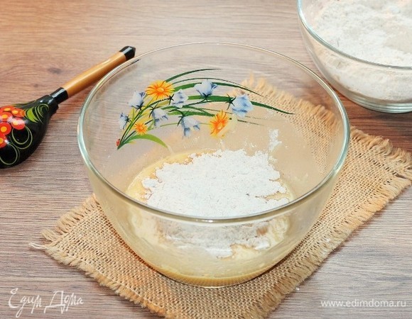 Небольшими порциями ввести в жидкую смесь мучную, замесить тесто.