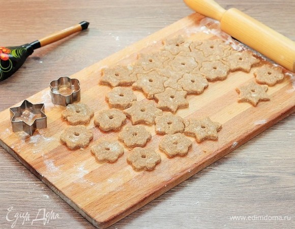 Охлажденное тесто раскатать в пласт толщиной 3–5 мм и вырезать формочкой заготовки печенья. У меня получилось 60 штук.