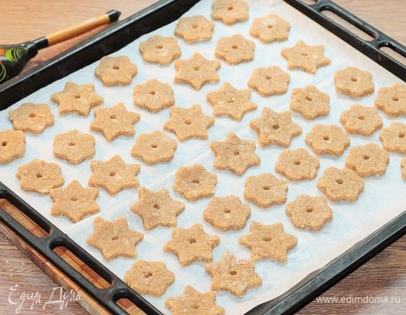 Противень застелить бумагой для выпечки (не смазывать маслом) и выложить заготовки печенья. Выпекать в разогретой до 180°C духовке примерно 15 минут.