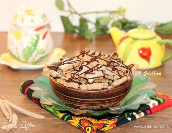 Охлажденное печенье можно украсить растопленным шоколадом и сахарной пудрой. Приятного чаепития!