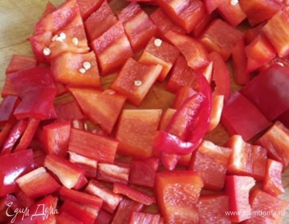 В другой сковороде обжарить лук на растительном масле 2 минуты, добавить чили и сладкий перец и обжаривать все вместе минут пять. Из банки с грибами слить воду и добавить грибы в сковороду с луком и перцем. Минут через пять добавить фасоль и томатную пасту. При желании сбалансировать кислоту коричневым сахаром. Посолить по вкусу.