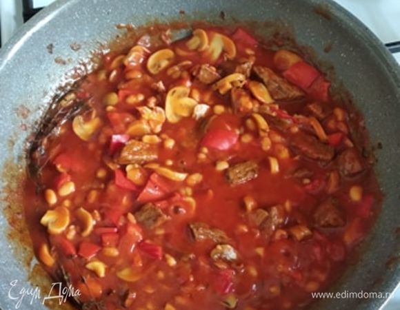 Добавить овощи в сковороду с мясом и тушить до готовности мяса. Если надо, еще подсолить. Ароматное мясо готово. Можно подать на гарнир рис. Или добавить больше фасоли (2 банки) и подавать без гарнира. При подаче можно посыпать кинзой или петрушкой. Приятного аппетита!