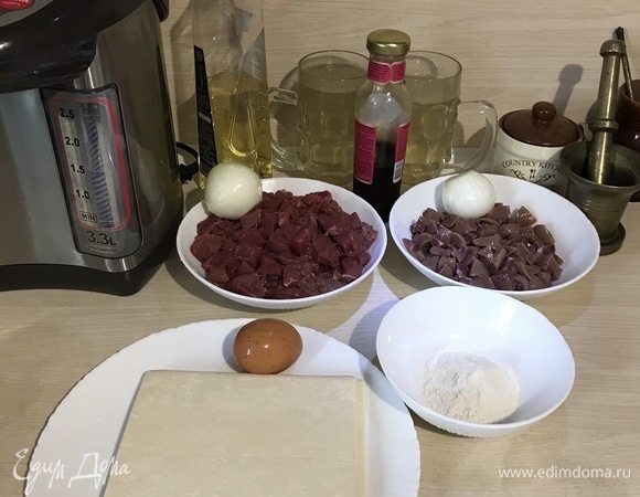 Итак, говядину режем средними кубиками. Говяжьих почек берем одну штуку (около 500 г) и тщательно обрезаем все, что вызывает у нас сомнение. На выходе у меня получилось 300 грамм нарезанной кубиками почки.