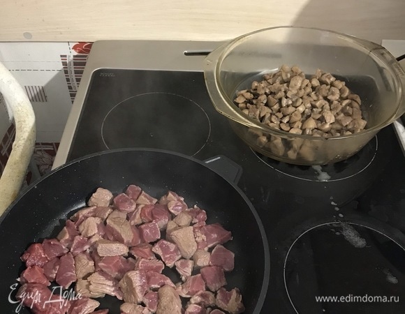 Обжариваем на 2 ст. ложках маслах почки до золотистости, выкладываем в отдельную миску. На той же сковороде обжариваем мясо.