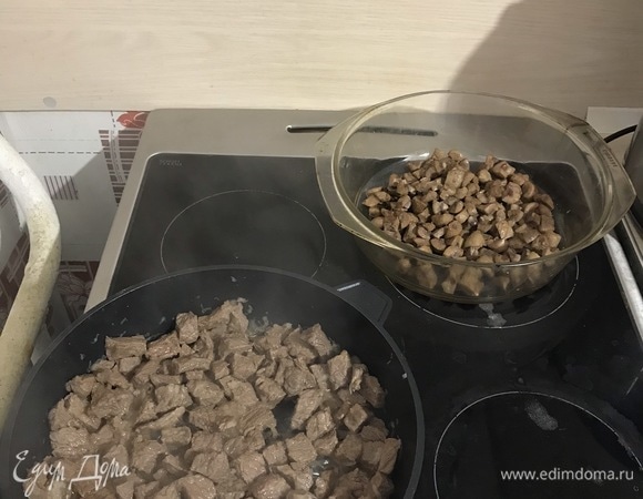 Добавляем в говядину натертый в кашицу лук и обжариваем еще несколько минут. Смешиваем говядину и почки.