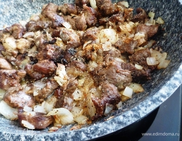 Всыпать специи и готовить 1 минуту.