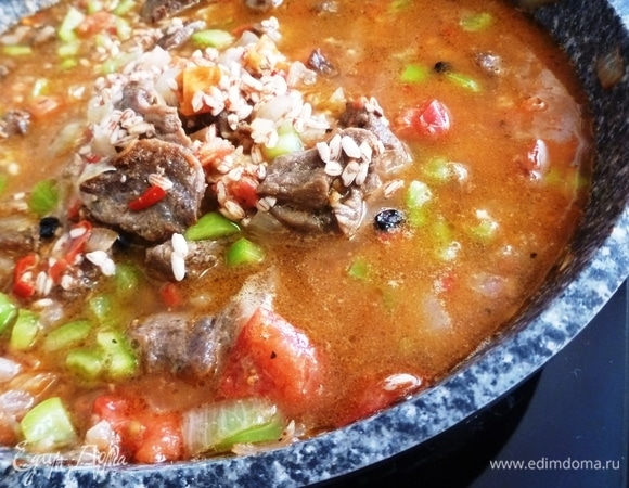 Когда жидкость начнет закипать, добавить рис и соль. Воды должно быть на 1 см выше риса. Закрыть крышкой, довести до кипения и убавить огонь. Готовить манцеф минут 25–30, не открывая крышку. Затем выключить огонь и оставить еще на 20 минут в покое.