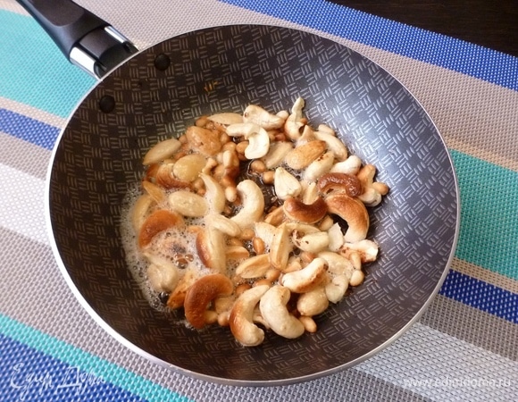 На сливочном масле обжарить все орехи.