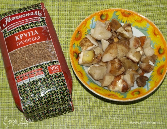 Подготовить грибы. Гречку ТМ «Националь» хорошо промыть, ошпарить кипятком.