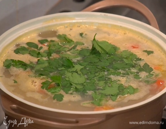 Петрушку крупно порезать, всыпать в суп и выключить огонь.