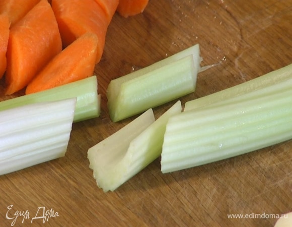 Стебли сельдерея разрезать на несколько частей.