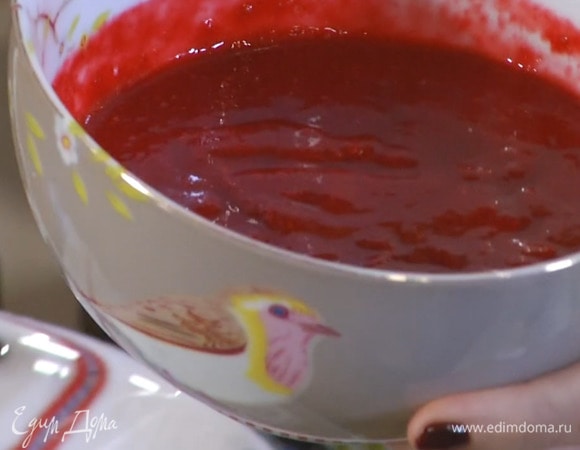 Малину предварительно разморозить, измельчить в блендере, затем протереть через мелкое сито.