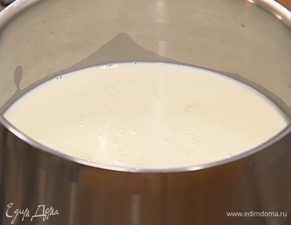 Сливки прогреть так, чтобы они были горячими, всыпать желатин и дать ему полностью раствориться.