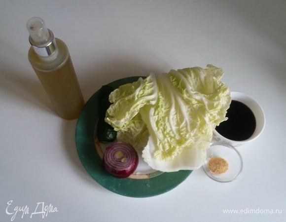 Вот все, что понадобится для приготовления. Я использовала красный репчатый лук (не крымский лук).