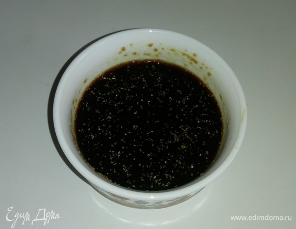 В соевый соус добавить сухой чеснок, оливковое масло, затем нужно хорошо перемешать.