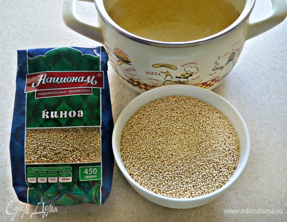 Подготовьте необходимое количество крупы. Доведите до кипения бульон, всыпьте киноа и варите около 15 мин, до готовности.