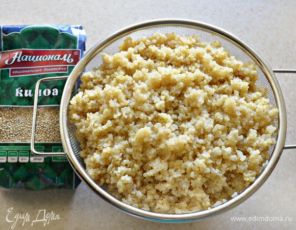 Затем снимите кастрюлю с огня, накройте крышкой и дайте настояться 10 мин, после чего слейте жидкость через дуршлаг.