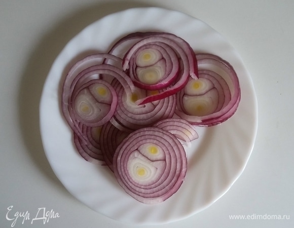 Лук нарезать кружочками.