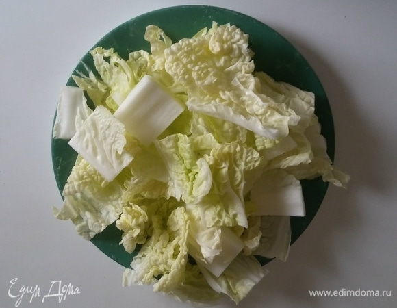 Листья китайского салата нарезать квадратами.