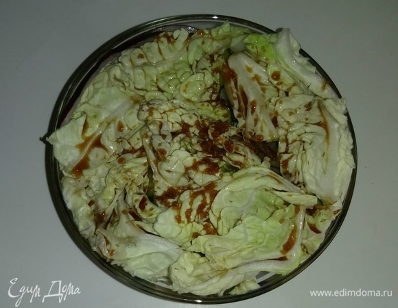 После того как емкость с овощами полностью заполнена, заливаем в нее смесь соевого соуса с сушеным чесноком и оливковым маслом.