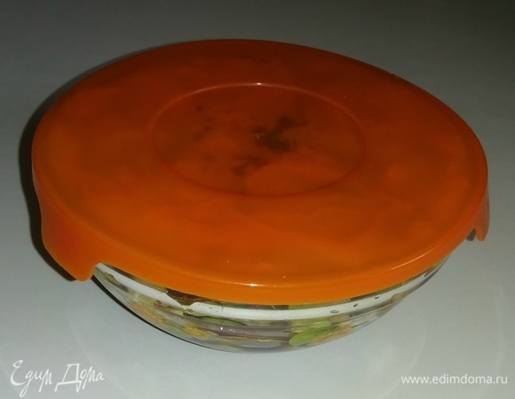 После чего нужно закрыть емкость с овощами крышкой (можно пищевой пленкой) и отправить в холодильник на сутки. Приятного аппетита!